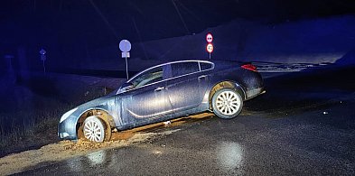 Opel w rowie na budowanym węźle S11. Kierowcy nie było-51030