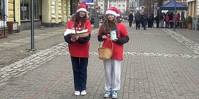 Drużyna Świętego Mikołaja kwestuje na szczecineckim deptaku-51060