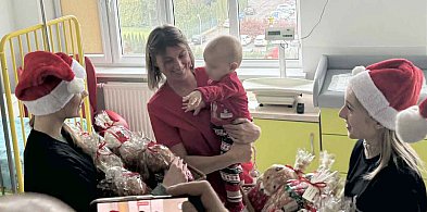 Świąteczna akcja młodzieży z ZST w szpitalu. Prezenty, pierniki i pluszaki.-51183