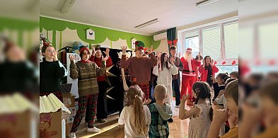 Licealiści z I LO zagrali po angielsku dla przedszkolaków z „Misia”.-51534