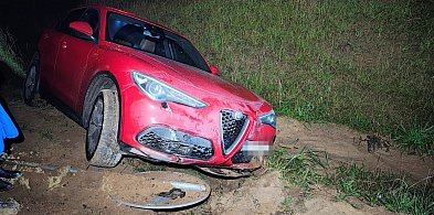 Groźnie wyglądające zdarzenie przy budowie S11. Alfa Romeo w rowie-51694
