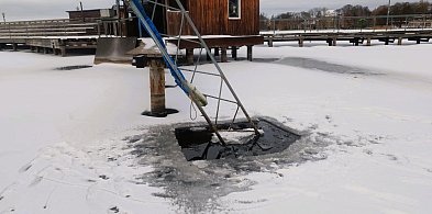 Niebezpieczne przeręble przy wyciągu na jeziorze. Apel o ostrożność-52018