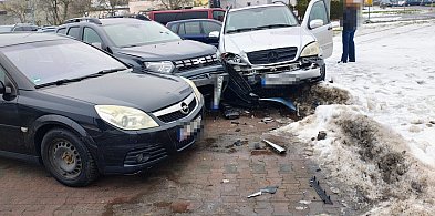 Mercedes staranował auta na parkingu. Co poszło nie tak?-52105
