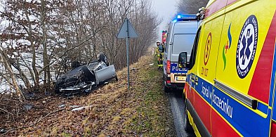 Wyprzedzanie zakończone wypadkiem. BMW na dachu-52117