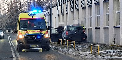 Groźnie na Wiatracznej. Auto uderzyło w budynek-52198