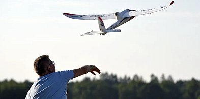 Piotr Pindral. Gdy dzieci uczą się latać – choć stoją twardo na ziemi