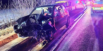 Nocny wypadek pod Szczecinkiem. Auto uderzyło w drzewo