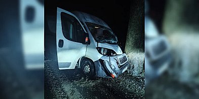 Poślizg i drzewo. Groźny poranek na DW172