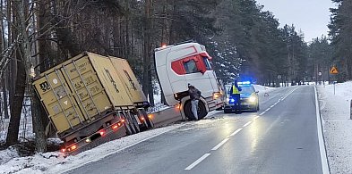 Ciężarówka w rowie na DK20 pod Szczecinkiem. Będą utrudnienia