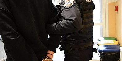 Ojciec i syn ruszyli na policjantów. Padły ciosy.