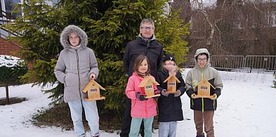 Zamiast ekranów – młotek i drewno. Dzieci zbudowały karmniki dla ptaków