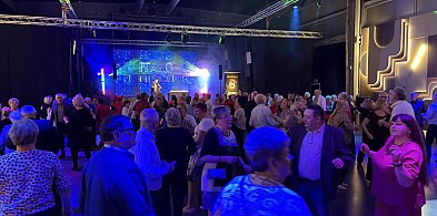 Seniorzy ponownie na parkiecie. Integracyjny dancing