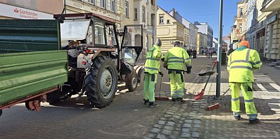 Szczecinek sprząta po zimie. Z ulic trzeba usunąć setki ton piachu
