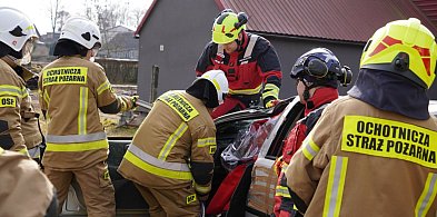 Tak ratuje się ludzi z wraku auta. Druhowie ćwiczyli w Storkowie