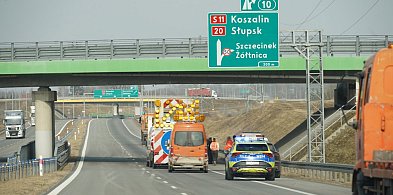 Koparka zahaczyła o wiadukt na S11. Utrudnienia w ruchu