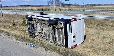 Zjechał z drogi i runął ze skarpy. Groźnie przy węźle S11