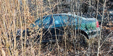 Ślady poślizgu prowadzą do lasu. Rozbity Passat przy drodze ze Szczecinka