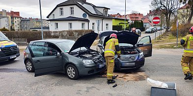 Zderzenie dwóch aut na skrzyżowaniu. Jedno nie ustąpiło pierwszeństwa