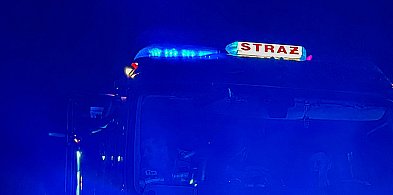 Nocna akcja nad jeziorem. Mężczyzna zniknął pod wodą.