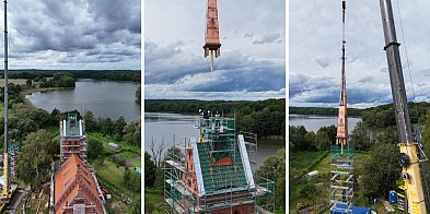 Iglica kościoła w Juchowie ponownie na wieży.-49384
