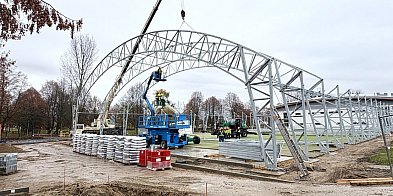 Miliony złotych i tempo ekspresowe. Stalowa konstrukcja już nad boiskiem-50675