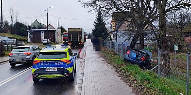 Auto wypadło z drogi na DK11 w Wierzchowie.-50687
