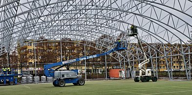 Ta konstrukcja robi wrażenie. Tak rośnie nowe boisko ZST-50856