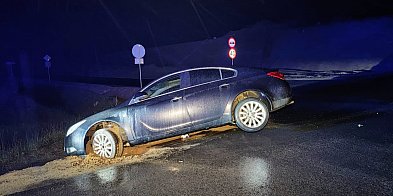 Opel w rowie na budowanym węźle S11-51030