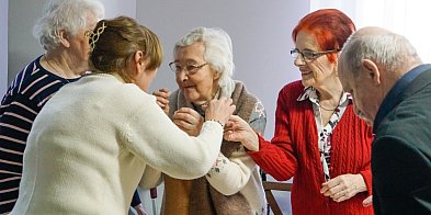 Seniorzy przy jednym stole. Wspólna Wigilia-51619