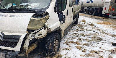 Bus uderzył w cysternę na oblodzonej drodze