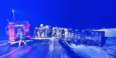 DK11 zablokowana! Przewrócona ciężarówka