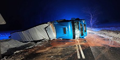 DK11 zablokowana! Przewrócona ciężarówka