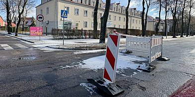 Drogowcy walczą z dziurami w asfalcie.