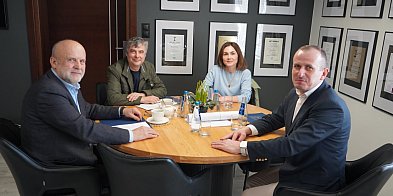 Rozmowy o bezpieczeństwie i drogach.