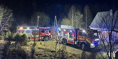 Ogień strawił budynki i samochód