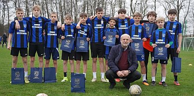 Samorząd stawia na młodych piłkarzy. Są nowe stroje dla AP Szczecinek