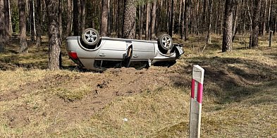 Opel zjechał z drogi pod Czarnem.