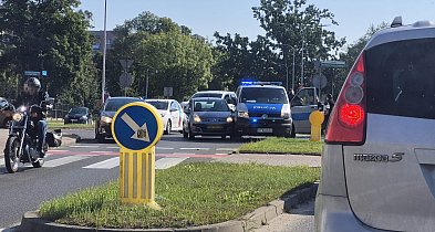 Kolizja osobówki z policyjnym radiowozem na sygnałach-49292