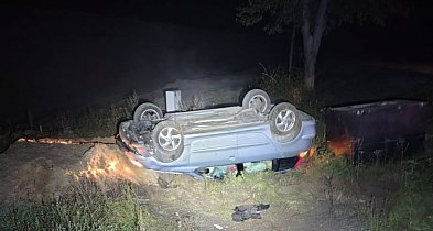 Wieczorne dachowanie pod Wierzchowem. Kierowca miał ogromne szczęście-49698