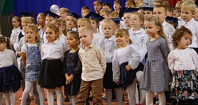 Dzień Edukacji Narodowej w Żółtnicy. Wzruszenia, gratulacje i pasowanie pierwszokl-49983