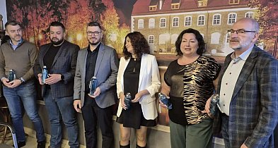 Wodociągi rozdają butelki. Firmy komunalne stawiają na „kranówkę”.-50064