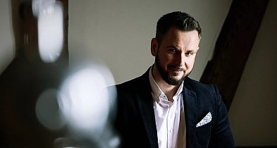 Już dziś premiera „W potrzasku”. Nowa powieść Piotra Rozmusa-50133