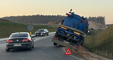 Beczkowóz zsunął się do rowu. Utrudnienia w ruchu.-50528