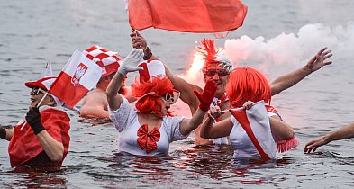 Morsy uczciły Święto Niepodległości w chłodnych wodach Trzesiecka-50582