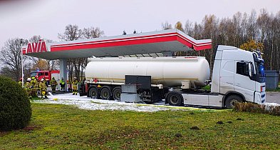 Strażacy ruszyli na stację paliw. Wyciekło dużo paliwa-50570