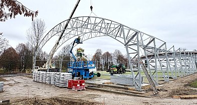 Miliony złotych i tempo ekspresowe. Stalowa konstrukcja już nad boiskiem-50675