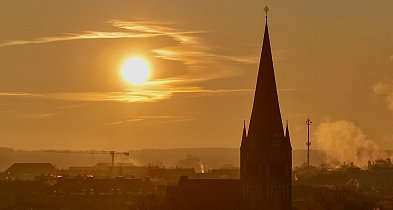 Elewacja, witraże, zakrystia. Kolejny etap prac w dużym kościele-50726