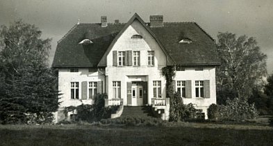 Dzieje Dzików od założenia osady w 1560 roku po dramatyczne losy powojenne.-50771