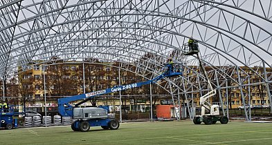 Ta konstrukcja robi wrażenie. Tak rośnie nowe boisko ZST-50856