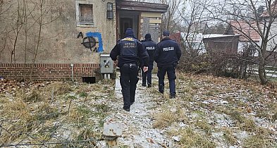 Służby patrolują miasto i pomagają bezdomnym przed zimą.-50919